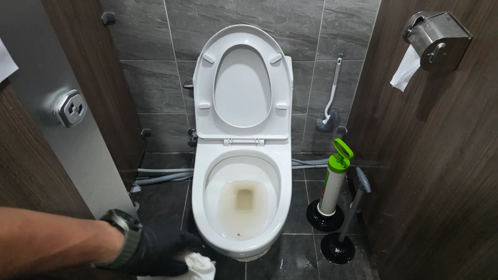 변기 내부에 탁한 물이 남아 있는 막힘 작업 전 상태
