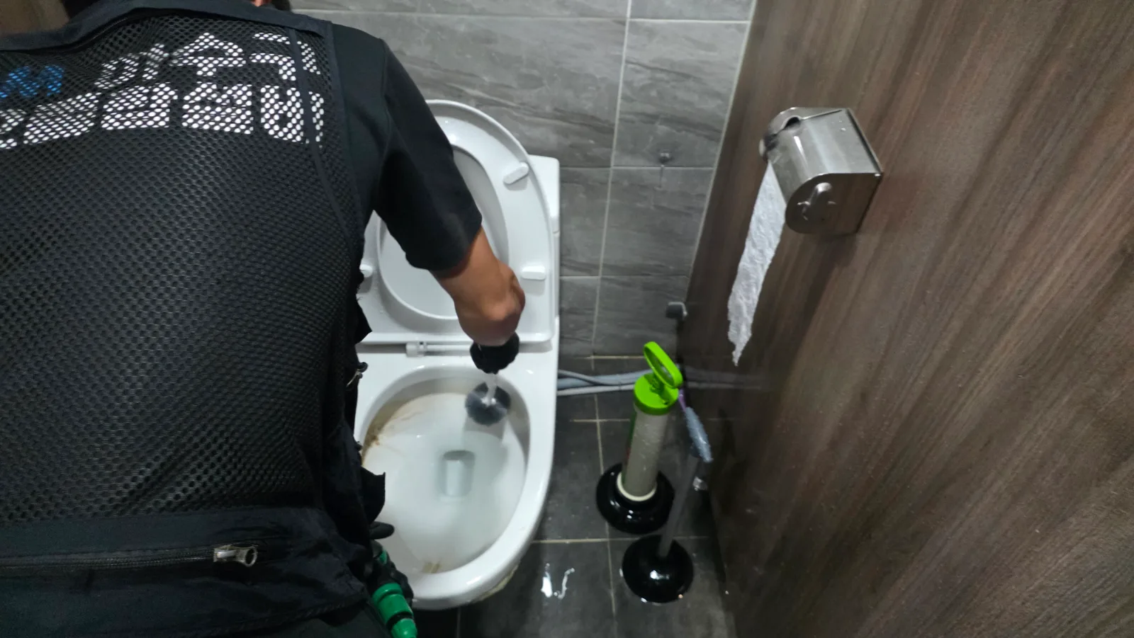 변기 배수구에 관통 장비를 사용하는 작업 과정