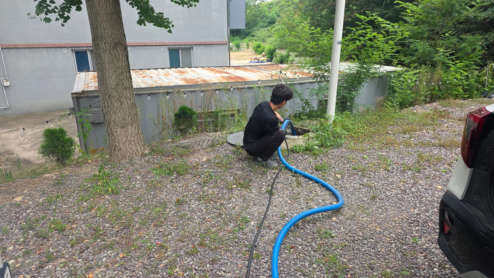 시장 외부 정화조 구간에 흡입 호스를 운용하는 작업