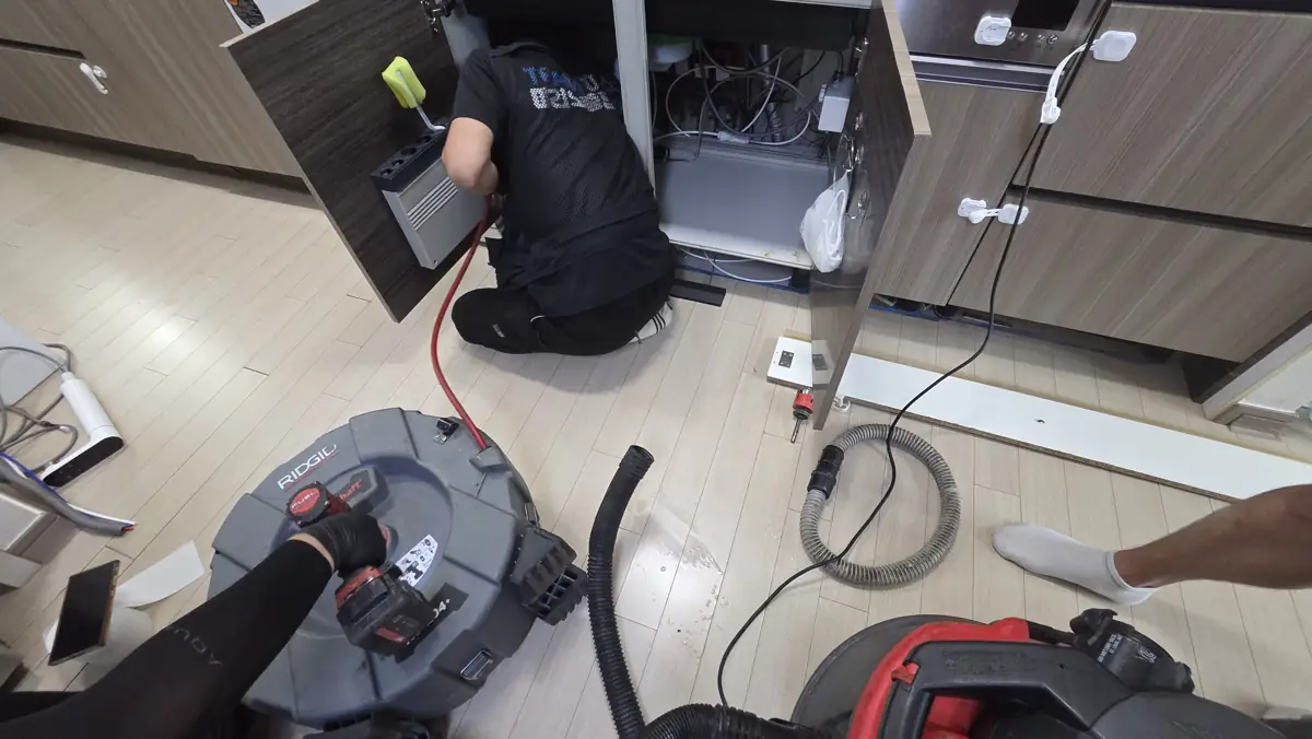 주거 공간 배관을 전문 장비로 점검하는 와우클린 현장