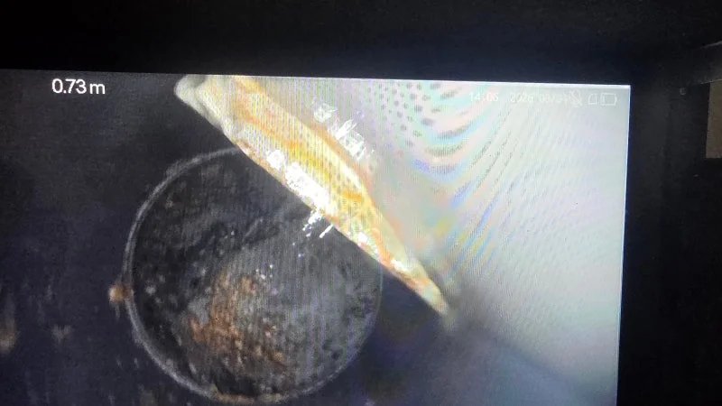 오수배관 내부 물길을 살펴본 내시경 화면