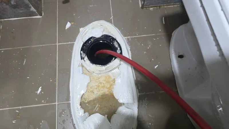 변기 막힘 구간에 전용 장비를 적용하는 실제 작업 과정