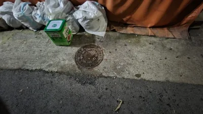 기름성 이물로 배수가 느려진 식당 외부 오수받이 상태