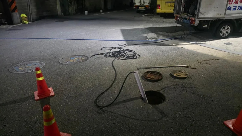오수받이와 연결 배관에 고압세척 장비를 적용하는 과정