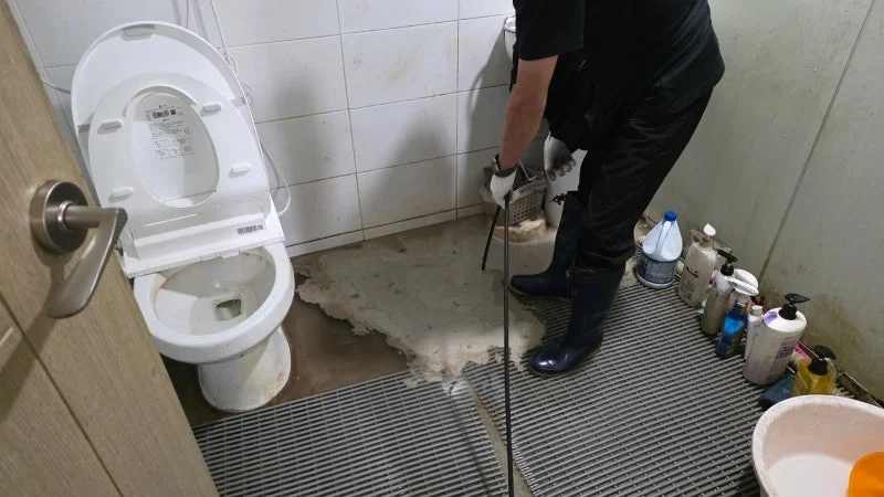 바닥 배수구 가까이에서 이어간 배관 작업