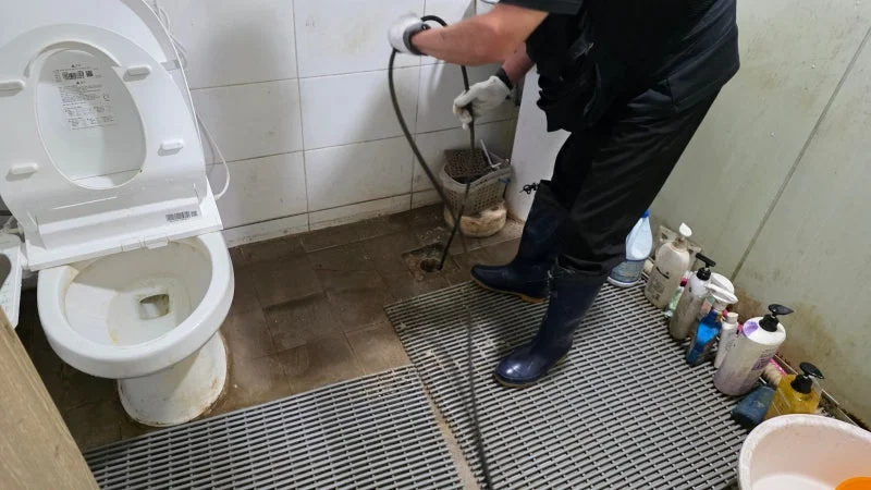 욕실 배수 작업 중 물 흐름을 살펴본 구간