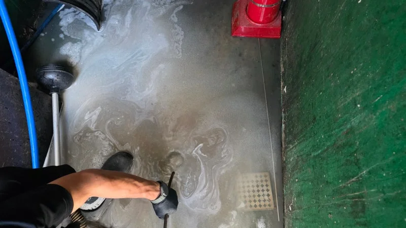 관평동 식당 바닥 배수구 주변에 물이 고인 상태