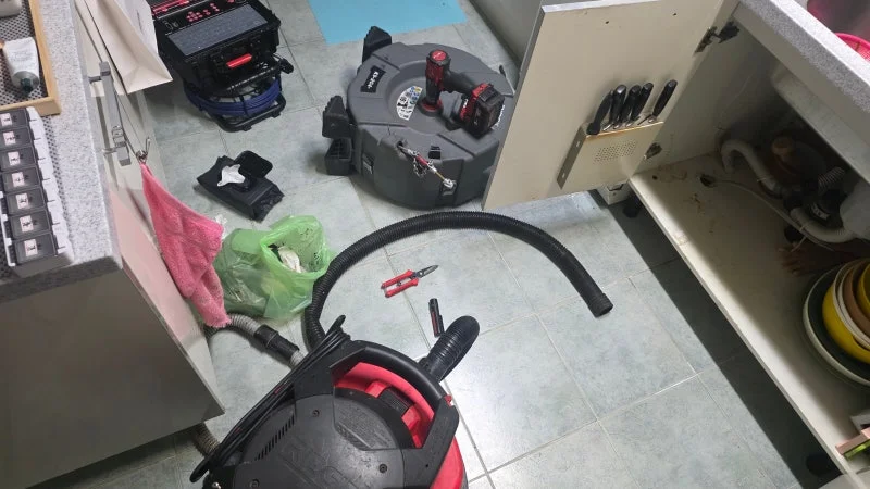 도화동 싱크대 앞에 배치된 흡입·점검 장비