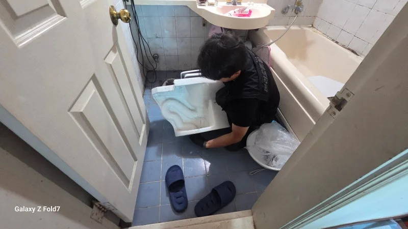 주안동 현장에서 분리한 변기 하부를 확인하는 모습