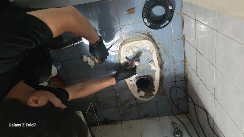 변기를 분리한 자리의 백시멘트를 정리하는 작업