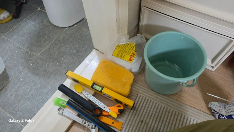 변기 재설치를 위해 준비한 작업 도구와 주변 공간
