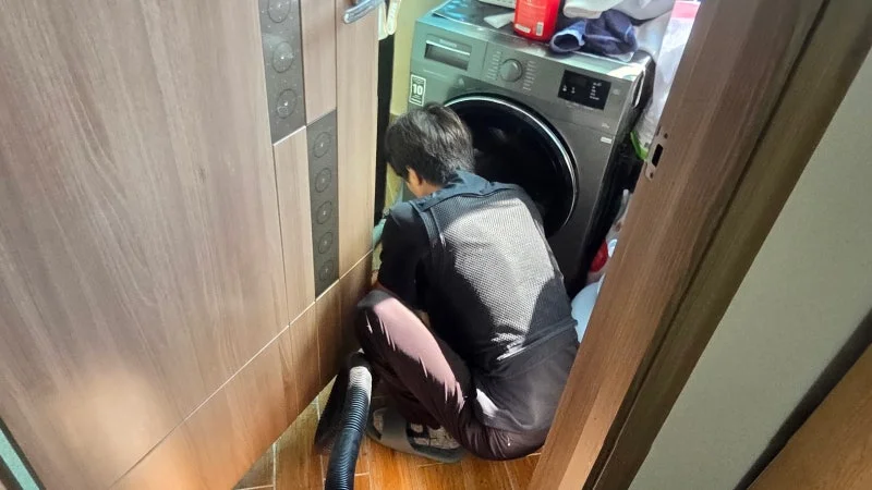 당산동 주방 하부에서 배관 장비를 준비한 모습