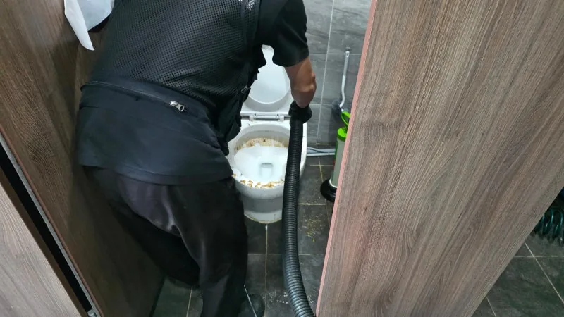 변기 트랩과 연결 배관 중 의심 구간을 확인하는 과정