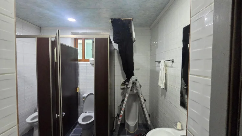 아래층 화장실 천장을 열어 배관 위치에 접근한 기록