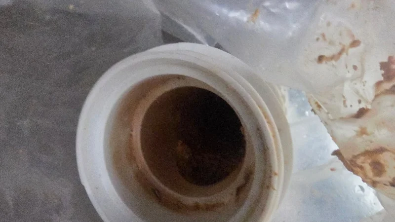 세척 작업 뒤 다시 살펴본 배관 입구