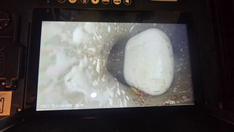 내시경 화면에 보이는 변기 안쪽의 흰색 이어폰 케이스